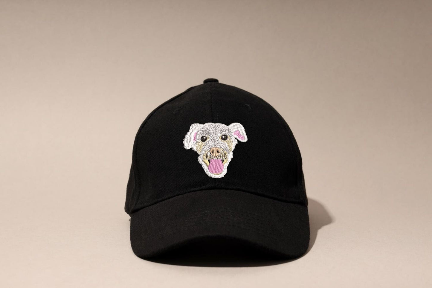 Gorra con bordado de mascota personalizado