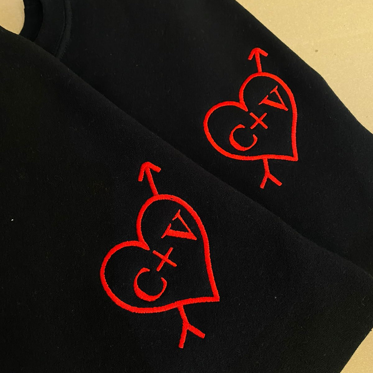 Sudadera con corazon e iniciales